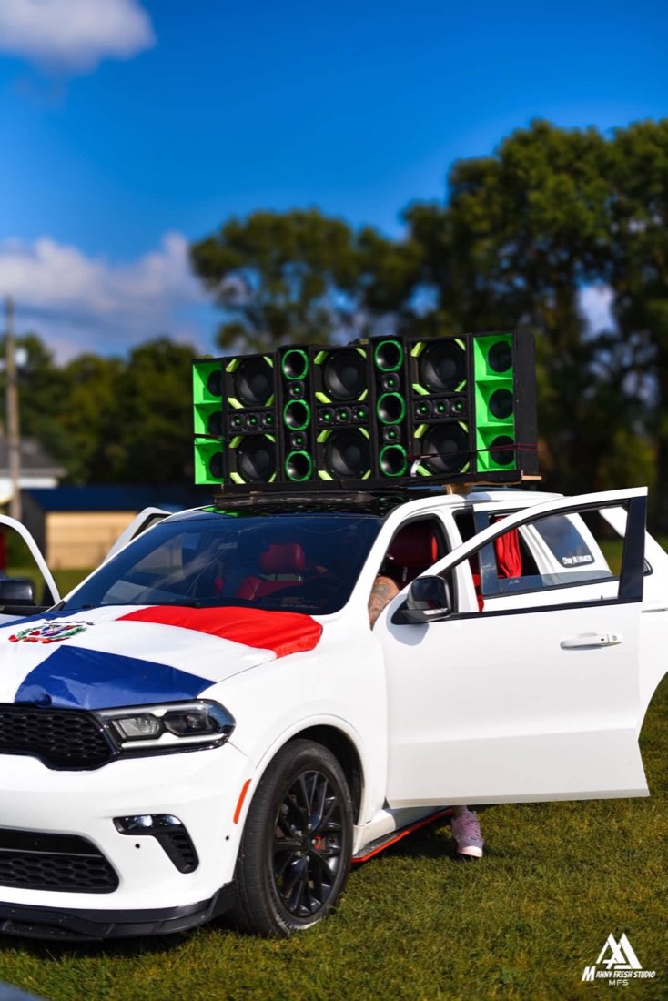 Vehicle decorated with a Dominican flag and speakers